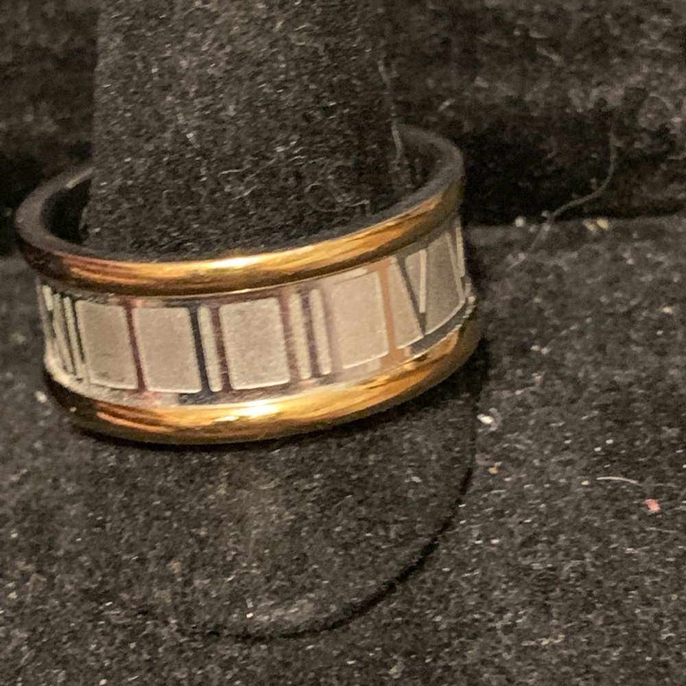 Wide band two tone ring